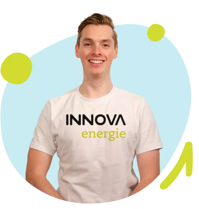 Man met Innova Energie logo op shirt