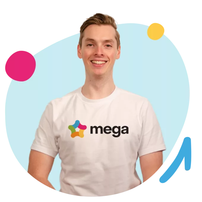 Man met Mega Energie logo op shirt