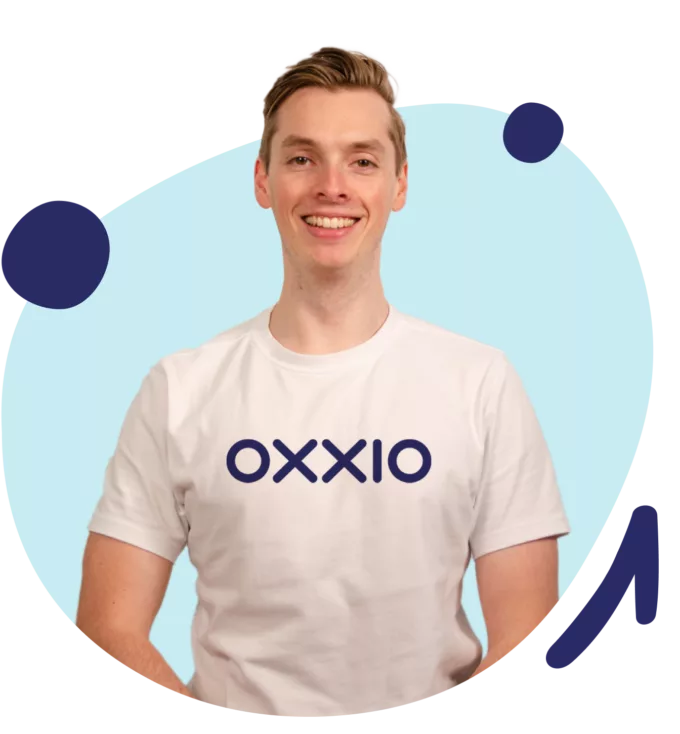 Man met Oxxio logo op shirt