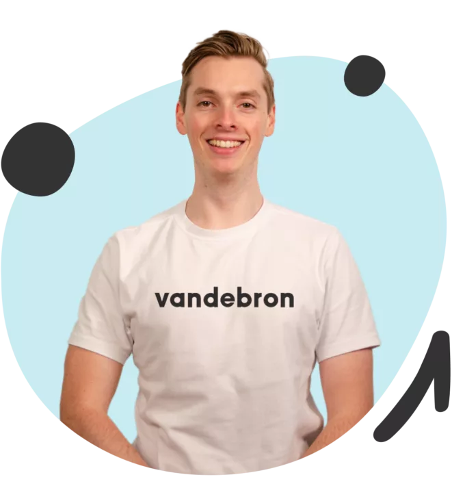 Man met Vandebron logo op shirt