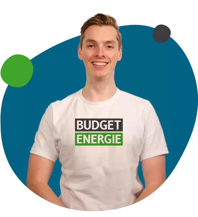 Man met Budget Energie logo op shirt