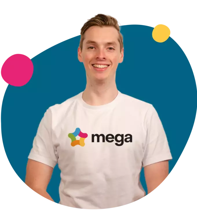 Man met Mega Energie logo op shirt
