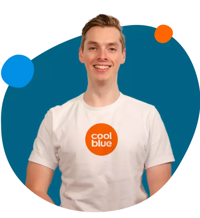 Man met Coolblue Energie logo op shirt