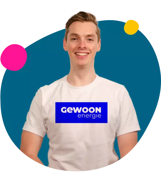 Man met Gewoon Energie logo op shirt