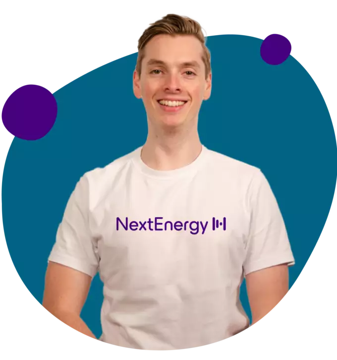 Man met NextEnergy logo op shirt