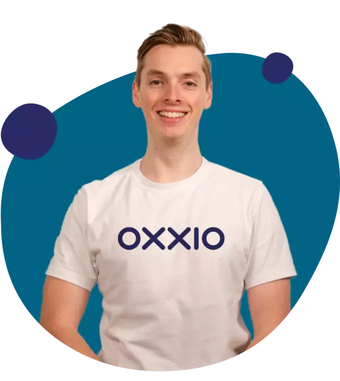 Man met Oxxio logo op shirt