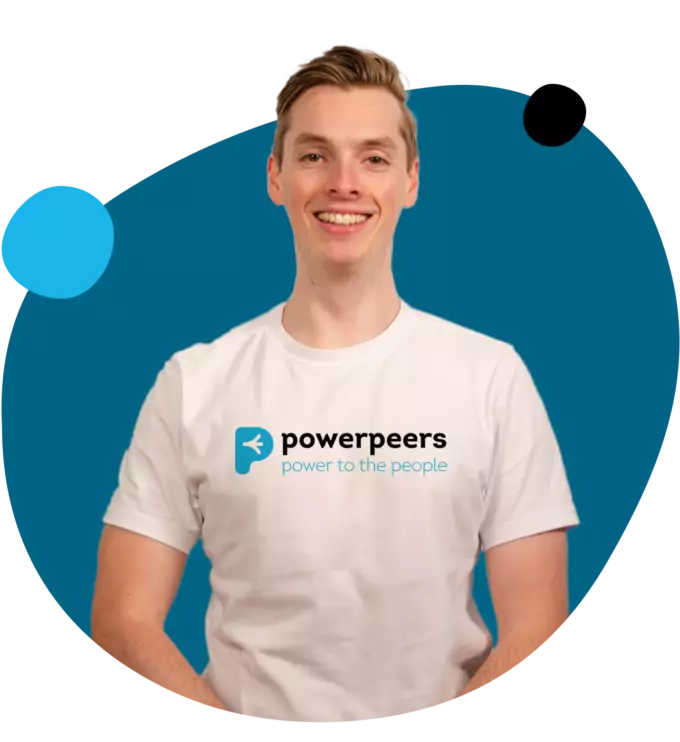 Man met Powerpeers logo op shirt