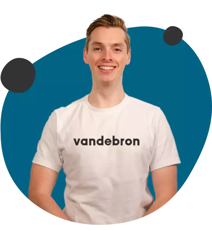 Man met Vandebron logo op shirt