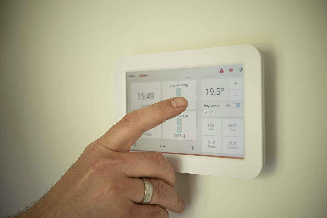 Afbeelding van iemand die gasverbruik in huis regelt met thermostaat