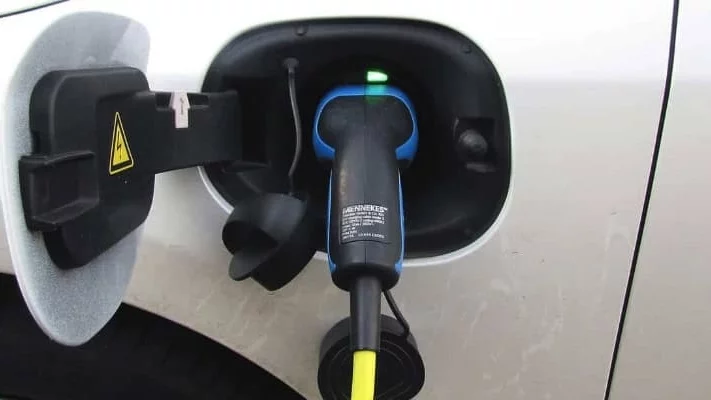 Afbeelding van laadstekker in elektrische auto