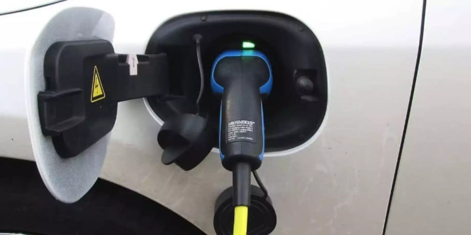 Afbeelding van laadstekker in elektrische auto