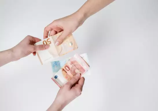 geld aan elkaar geven
