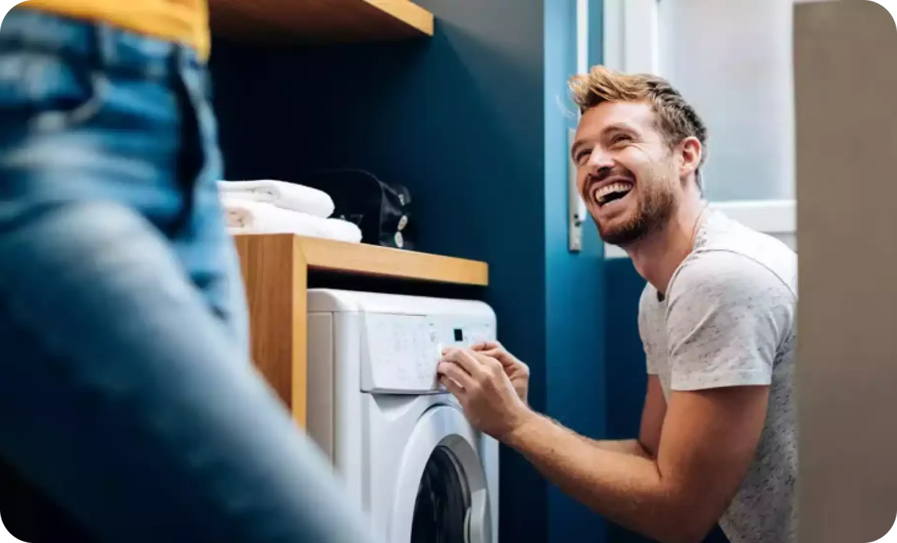ANWB dynamische energieleverancier Man lachend bij wasmachine