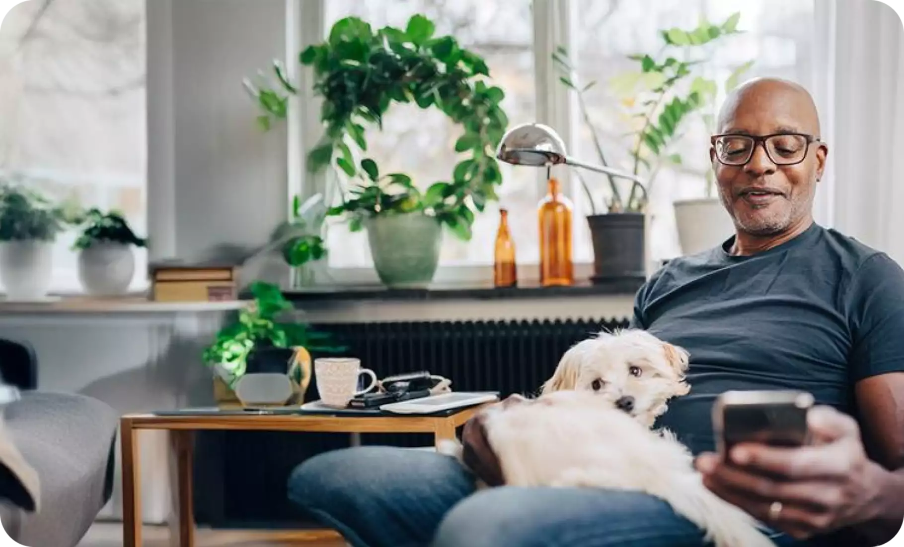 Eneco dynamische energieleverancier Man kijkt op smartphone