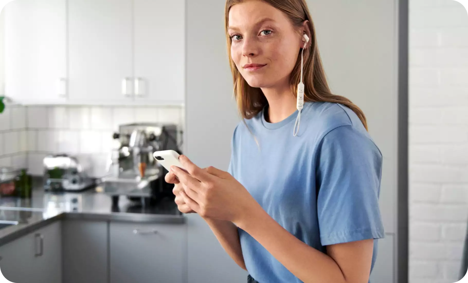 Vattenfall dynamische energieleverancier Vrouw checkt tarieven op smartphone