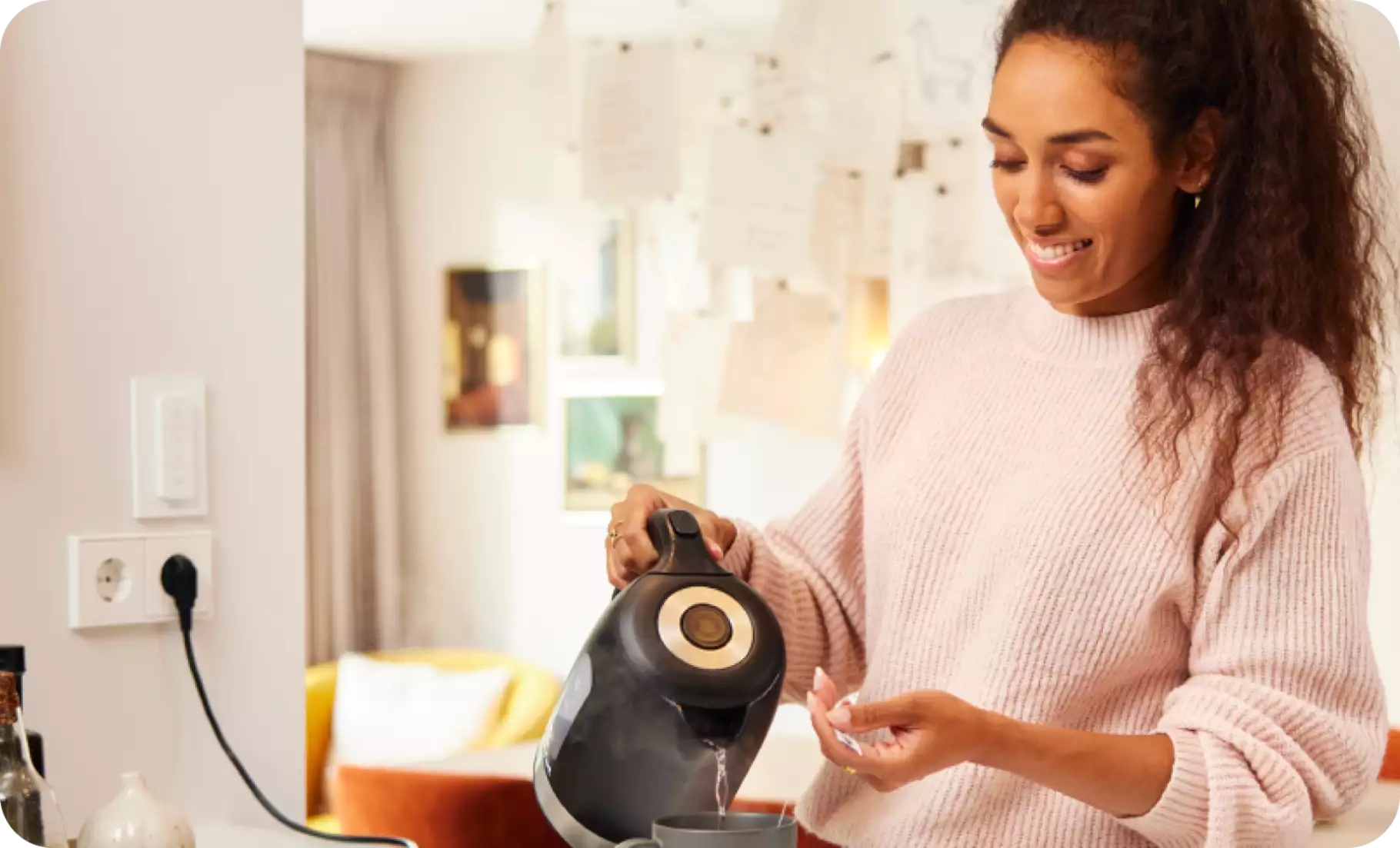 Essent dynamische energieleverancier Vrouw schenkt met waterkoker thee in