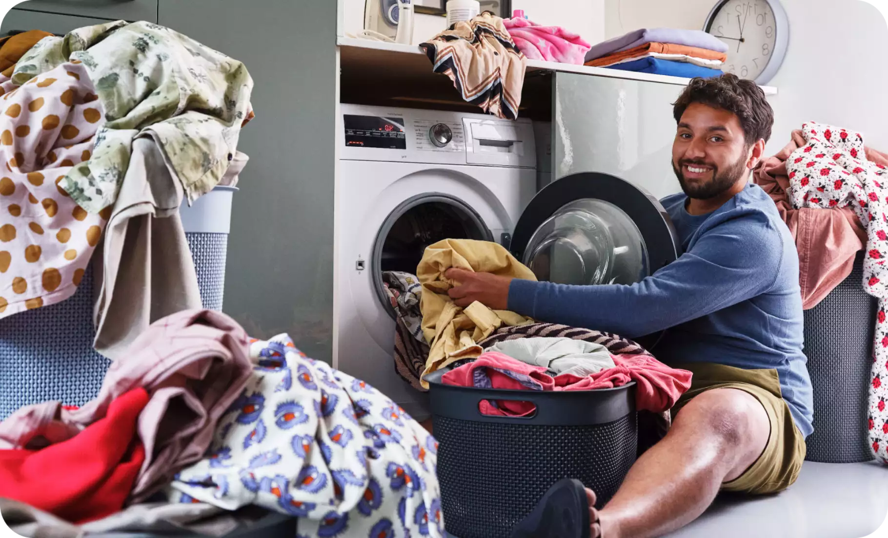 Budget Energie dynamisch energiecontract Man haalt wasmachine thuis leeg