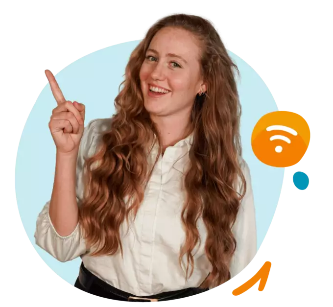 Vrouw vergelijkt internet abonnementen