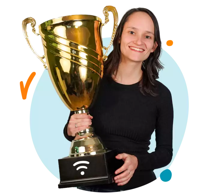 Vrouw met trofee voor beste internet provider