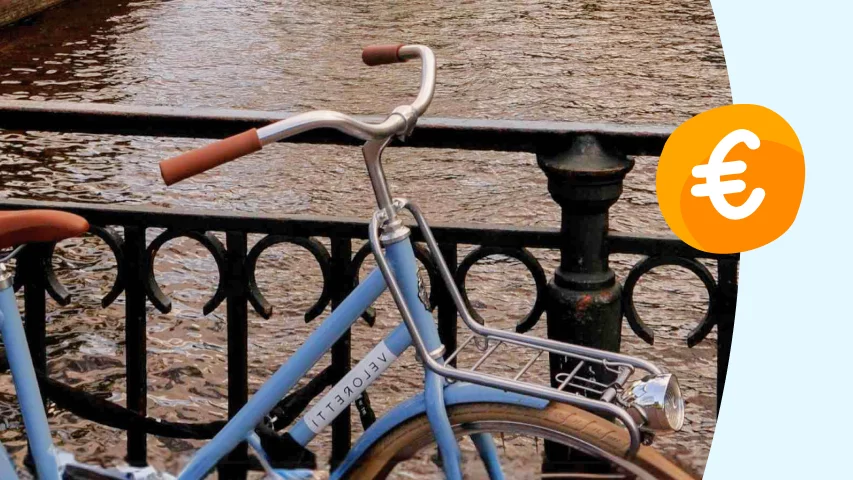 fiets bij een hek en water met euro teken