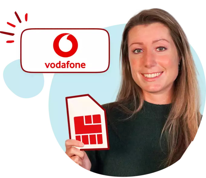 Vrouw bekijkt simkaart van Vodafone