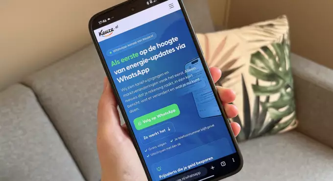 Telefoon toont WhatsApp aanmeldpagina