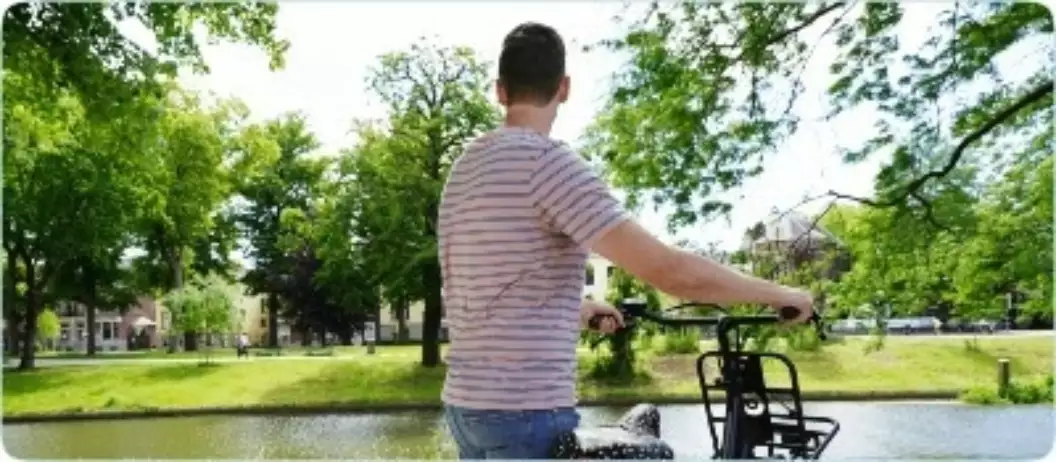 Man met E-bike bij rivier