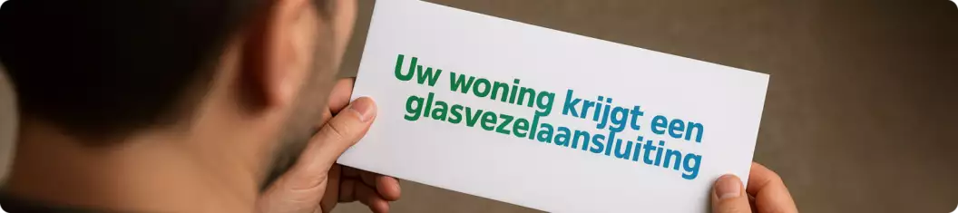 Man die brief over glasvezelaansluiting in handen heeft Man die brief over glasvezelaansluiting in handen heeft