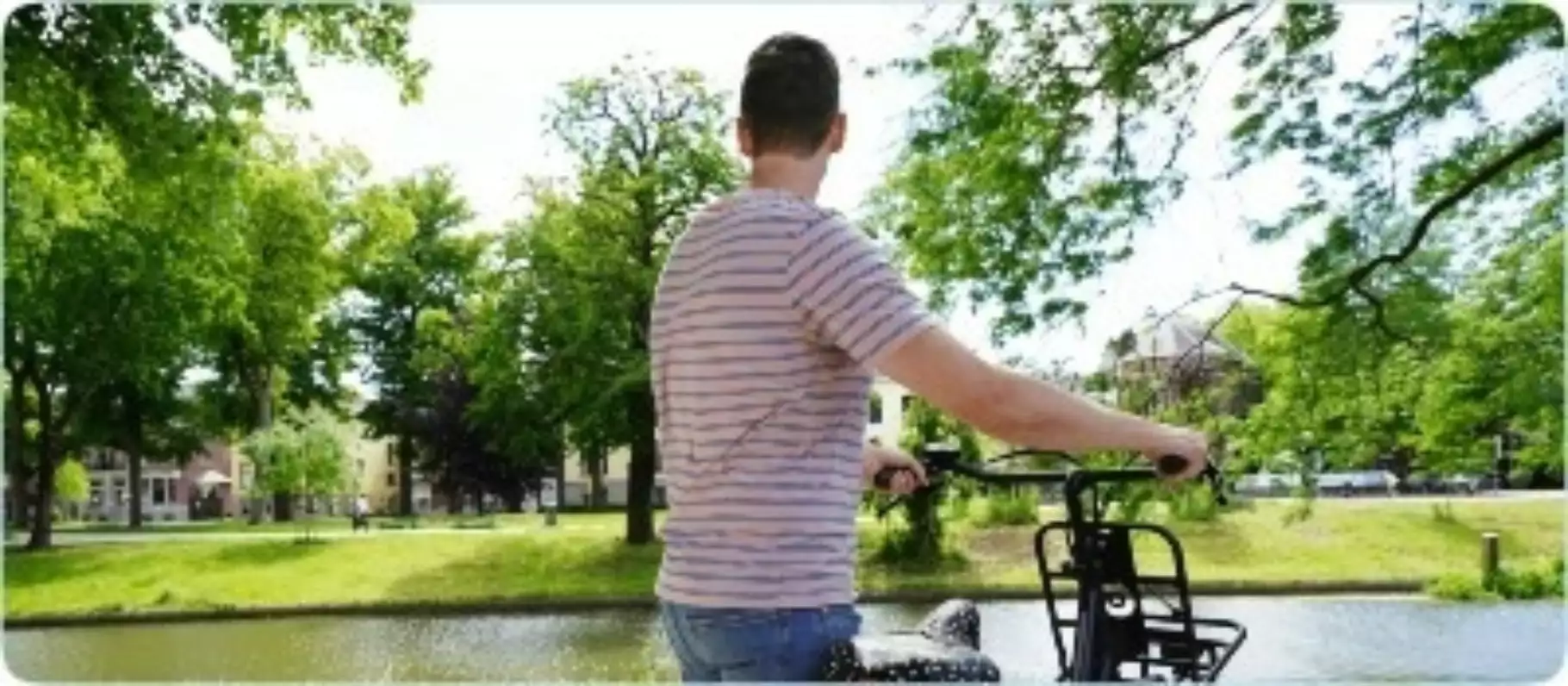 Man met E-bike bij rivier Man met E-bike bij rivier