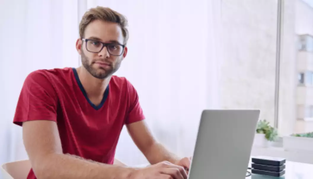 Man achter laptop