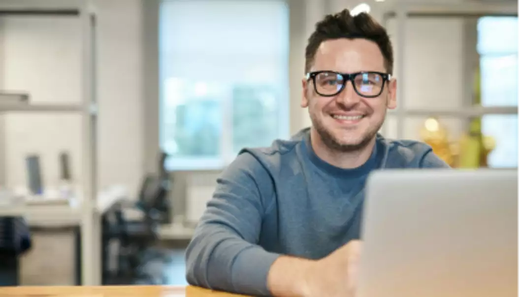 Man achter laptop